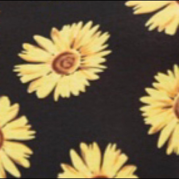 BLACK SUNFLOWER PRINT FORM FITTING TANK TOP - Picture 8 of 11